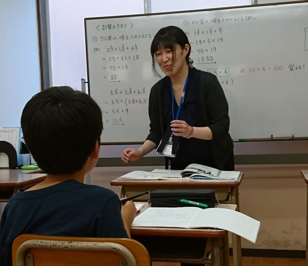 東海大学前教室 マンツーマン授業の様子（先生が計算のきまりを一緒に確認している場面）